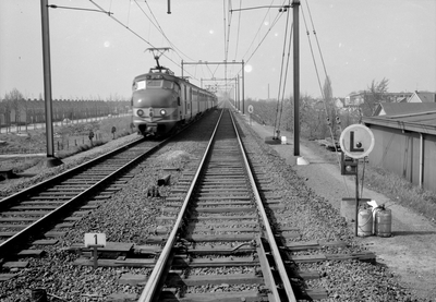 153951 Afbeelding van een electrisch treinstel mat. 1954 (plan P) van de N.S. bij Culemborg met rechts een L-bord voor ...
